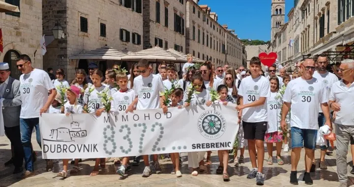 Mimohod je završen u staroj gradskoj luci/Ahmet Kalajdžić