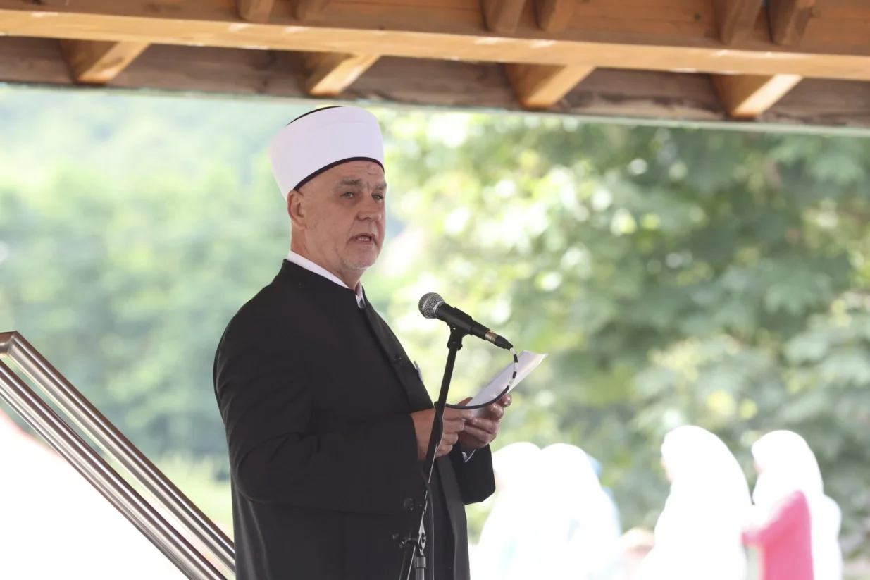 Reisul-ulema Husien ef. Kavazović u Potočarima/Amel Emric