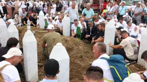 Kolektivna dženaza za sedam žrtava genocida u Srebrenici koji se desio 11. jula 1995. kada je ubijeno više od 8.000 Bošnjaka obavljena je danas u Memorijalnom centru Potočari/Hazim Aljović