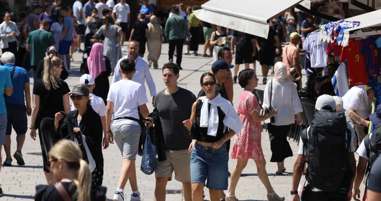 Prvi dan ljeta 2025. u Sarajevu, građani i turisti na ulicama/Senad Gubelić