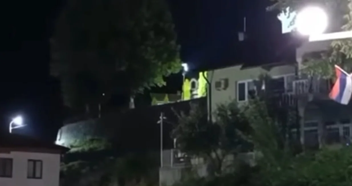 U Srebrenici se, iz dvorišta crkve, 11. jula 2025. ore nacionalističke pjesme Baje Malog Knindže/Screenshot