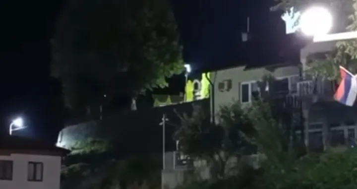 U Srebrenici se, iz dvorišta crkve, 11. jula 2025. ore nacionalističke pjesme Baje Malog Knindže/Screenshot