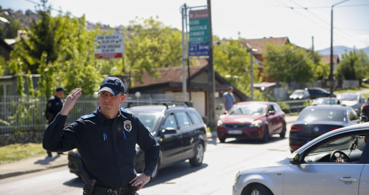 Policajac reguliše saobraćaj nakon završetka suđenja/Damir Deljo