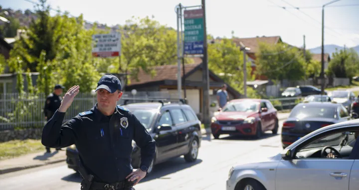 Policajac reguliše saobraćaj nakon završetka suđenja/Damir Deljo