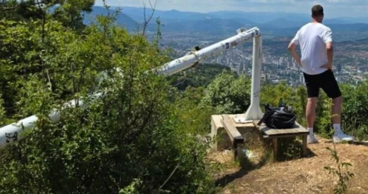 Uništeni jarbol i zastava/Crna hronika//