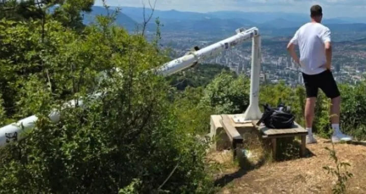 Uništeni jarbol i zastava/Crna hronika//