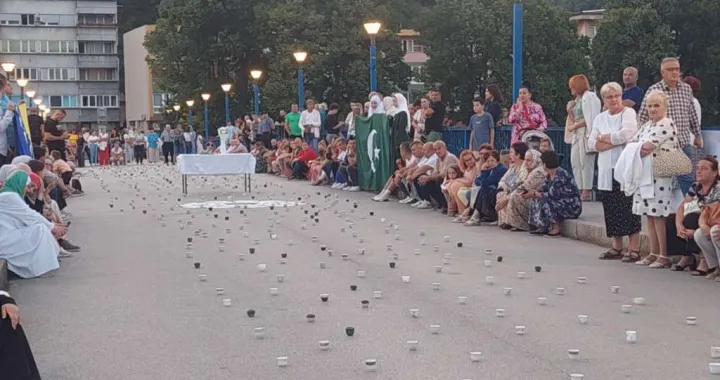 Performans 8.372 fildžana za žrtve genocida u Srebrenici, u Goraždu i Ustikolini/Elma Geca