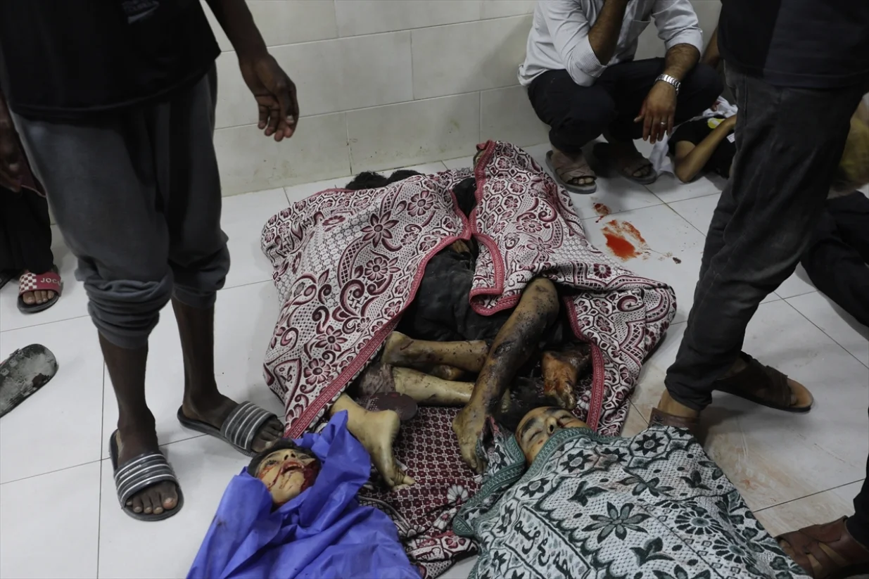 Najmanje 34 Palestinaca, uključujući djecu i osam osoba koje su išle po vodu, ubijeno je u nedjelju u nizu izraelskih zračnih napada usmjerenih na stambena područja i šatore za raseljene osobe širom Pojasa Gaze, prema medicinskim i lokalnim izvorima/Moiz Salhi