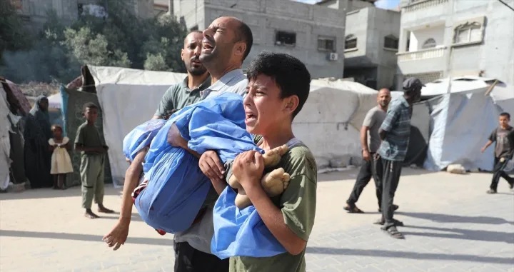 Najmanje 34 Palestinaca, uključujući djecu i osam osoba koje su išle po vodu, ubijeno je u nedjelju u nizu izraelskih zračnih napada usmjerenih na stambena područja i šatore za raseljene osobe širom Pojasa Gaze, prema medicinskim i lokalnim izvorima/Moiz Salhi