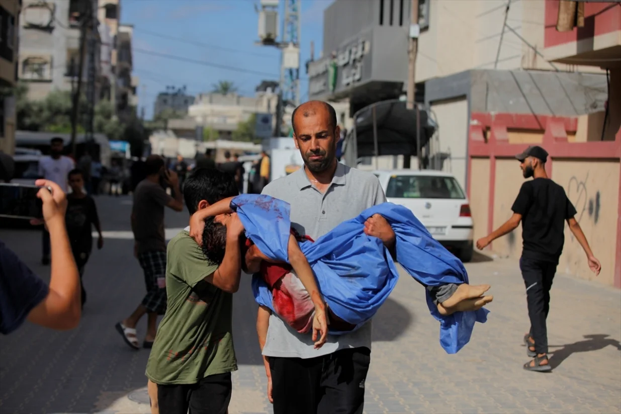 Najmanje 34 Palestinaca, uključujući djecu i osam osoba koje su išle po vodu, ubijeno je u nedjelju u nizu izraelskih zračnih napada usmjerenih na stambena područja i šatore za raseljene osobe širom Pojasa Gaze, prema medicinskim i lokalnim izvorima/Moiz Salhi