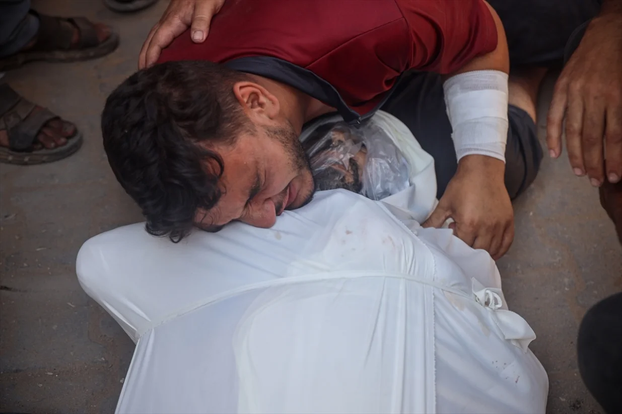 Najmanje 34 Palestinaca, uključujući djecu i osam osoba koje su išle po vodu, ubijeno je u nedjelju u nizu izraelskih zračnih napada usmjerenih na stambena područja i šatore za raseljene osobe širom Pojasa Gaze, prema medicinskim i lokalnim izvorima/Moiz Salhi