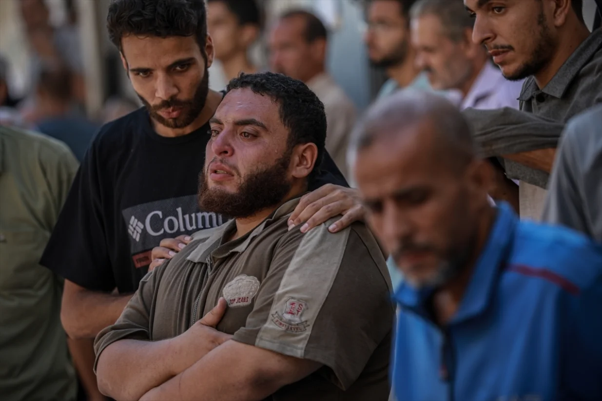 Najmanje 34 Palestinaca, uključujući djecu i osam osoba koje su išle po vodu, ubijeno je u nedjelju u nizu izraelskih zračnih napada usmjerenih na stambena područja i šatore za raseljene osobe širom Pojasa Gaze, prema medicinskim i lokalnim izvorima/Moiz Salhi