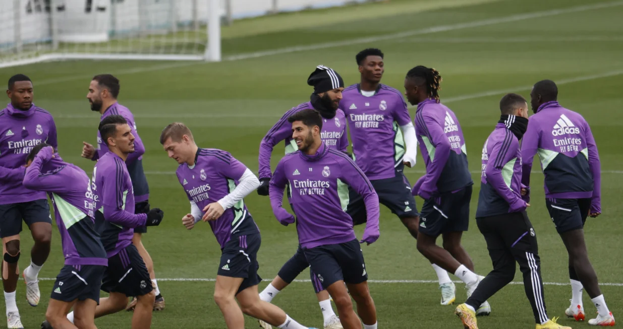 epa10381319 Real Madrid's forward Marco Asensio (C) and midfielder Toni Kroos (C-L) attend the team's training session at the club's sports city in Madrid, Spain, 29 December 2022. Real Madrid will be facing Real Valladolid in a Primera Division LaLiga match on 30 December 2022. EPA/JUAN CARLOS HIDALGO