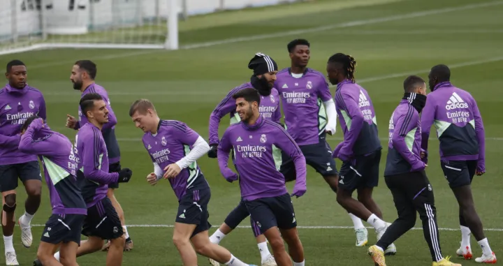epa10381319 Real Madrid's forward Marco Asensio (C) and midfielder Toni Kroos (C-L) attend the team's training session at the club's sports city in Madrid, Spain, 29 December 2022. Real Madrid will be facing Real Valladolid in a Primera Division LaLiga match on 30 December 2022. EPA/JUAN CARLOS HIDALGO