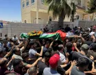 RAMALLAH, PALESTINA - 13. JULI 2025.Hiljade Palestinaca u nedjelju je prisustvovalo dženazi dvojici mladića koje su ubili ilegalni izraelski doseljenici u okupiranom gradu Sinjilu na Zapadnoj obali, sjeveroistočno od Ramallaha.Jedna od žrtava, 23-godišnji Saif al-Din Kamel Abdul Karim Muslat, imao je američko državljanstvo i ilegalni doseljenici su ga pretukli na smrt. Drugi, 23-godišnji Mohammed al-Shalabi, umro je nakon što je upucan u prsa. Palestinsko Ministarstvo zdravstva potvrdilo je oba ubistva u petak. (Hisham K. K. Abu Shaqra - Anadolu Agency)/
