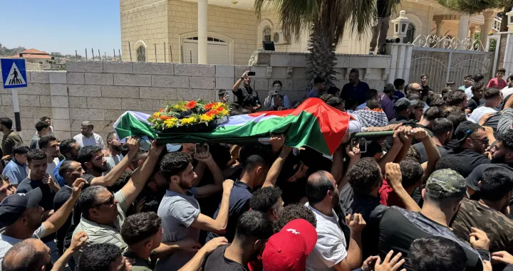 RAMALLAH, PALESTINA - 13. JULI 2025.Hiljade Palestinaca u nedjelju je prisustvovalo dženazi dvojici mladića koje su ubili ilegalni izraelski doseljenici u okupiranom gradu Sinjilu na Zapadnoj obali, sjeveroistočno od Ramallaha.Jedna od žrtava, 23-godišnji Saif al-Din Kamel Abdul Karim Muslat, imao je američko državljanstvo i ilegalni doseljenici su ga pretukli na smrt. Drugi, 23-godišnji Mohammed al-Shalabi, umro je nakon što je upucan u prsa. Palestinsko Ministarstvo zdravstva potvrdilo je oba ubistva u petak. (Hisham K. K. Abu Shaqra - Anadolu Agency)/