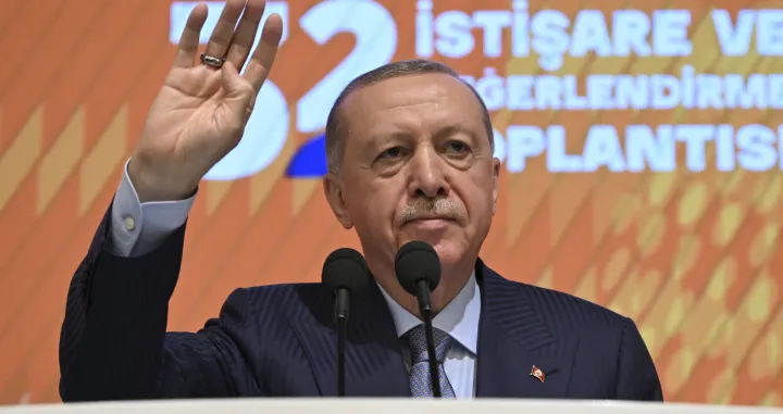 Ankara, Turska - 13. juli 2025:Predsjednik Turske Recep Tayyip Erdogan obratio se u nedjelju na evaluacijskom sastanku Stranke pravde i razvoja (AK Parti) u Ankari (DoДџukan KeskinkД±lД±Г§ - Anadolu Agency)/