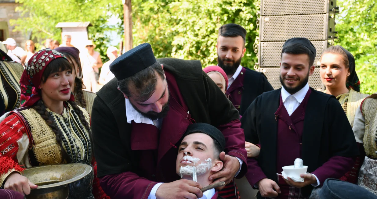 GALIДЊNIK; SJEVERNA MAKEDONIJA - 13. JULI 2025.Tradicionalna galiДЌka svadba odrЕѕana je i ove godine u planinskom selu GaliДЌnik, ДЌime se njeguje stoljetna tradicija u zapadnom dijelu Sjeverne Makedonije.Tradicionalni svadbeni pir krasi jedinstveni ambijent i obiДЌaji.GaliДЌka svadba je trodnevni dogaД'aj koji je jedno od najvaЕѕnijih kulturnih naslijeД'a zemlje.Veliki broj posjetilaca iz razliДЌitih dijelova Sjeverne Makedonije i inostranstva svjedoДЌio je ovoj ceremoniji, na kojoj se mladoЕѕenja i mladenka vjenДЌaju prema tradicionalnim galiДЌkim obiДЌajima.Ceremoniji su prisustvovali i predsjednica Sjeverne Makedonije Gordana Siljanovska-Davkova, ministar kulture i turizma, Zoran Ljutkov, kao i predstavnici raznih drЕѕavnih institucija i organizacija. (Umeys Sulejman - Anadolu Agency)/