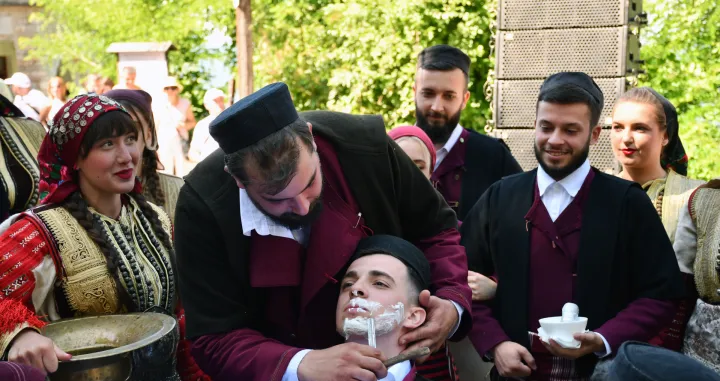 GALIДЊNIK; SJEVERNA MAKEDONIJA - 13. JULI 2025.Tradicionalna galiДЌka svadba odrЕѕana je i ove godine u planinskom selu GaliДЌnik, ДЌime se njeguje stoljetna tradicija u zapadnom dijelu Sjeverne Makedonije.Tradicionalni svadbeni pir krasi jedinstveni ambijent i obiДЌaji.GaliДЌka svadba je trodnevni dogaД'aj koji je jedno od najvaЕѕnijih kulturnih naslijeД'a zemlje.Veliki broj posjetilaca iz razliДЌitih dijelova Sjeverne Makedonije i inostranstva svjedoДЌio je ovoj ceremoniji, na kojoj se mladoЕѕenja i mladenka vjenДЌaju prema tradicionalnim galiДЌkim obiДЌajima.Ceremoniji su prisustvovali i predsjednica Sjeverne Makedonije Gordana Siljanovska-Davkova, ministar kulture i turizma, Zoran Ljutkov, kao i predstavnici raznih drЕѕavnih institucija i organizacija. (Umeys Sulejman - Anadolu Agency)/