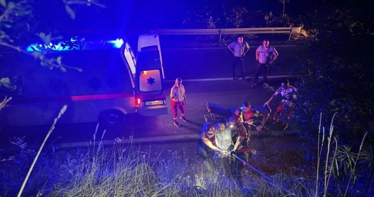 Bosna i Hercegovina   | 06.07.2025. 12:32 |GSS spasio više stranaca na području SalakovcaFENA Saopćenje, Foto/ GSS Stanica MostarMOSTAR, 6. srpnja (FENA) - Nekoliko stranih državljana spašeno je u subotu na nepristupačnom terenu kod Salakovca, sjeverno od Mostara, nakon što su se tijekom planinarenja izgubili bez vode i osnovne opreme, a zahvaljujući brzoj i koordiniranoj intervenciji Gorske službe spašavanja, Hitne pomoći i policije spriječene su teže posljedice po njihovo zdravlje.Tijekom redovne terenske obuke Gorske službe spašavanja (GSS) Federacije BiH, spasioci su zaprimili hitan poziv od strane Hitne medicinske pomoći u kojem je prijavljen nestanak više stranih državljana na području Salakovca, sjeverno od Mostara.Prema prvim informacijama, radilo se o osobama koje su se izgubile na teško pristupačnom i sušnom terenu, bez dovoljne količine vode i osnovne opreme, priopćeno je iz GSS Stanica Mostar.Gorska služba spašavanja odmah je prekinula edukativne aktivnosti i mobilizirala tim za hitne intervencije, te je u kratkom roku organizirana potraga i realizirana u koordinaciji s Hitnom medicinskom pomoći i pripadnicima Policijske uprave Mostar.Strani državljani pronađeni su u izrazito iscrpljenom stanju, sa znakovima teške dehidracije i fizičkog kolapsa izazvanog izlaganjem visokim temperaturama i nedostatkom vode. Neki od njih su bili dezorijentirani i nesposobni za kretanje.Na licu mjesta pružena im je neophodna prva pomoć, uključujući rehidraciju i stabilizaciju stanja, nakon čega su evakuirani do najbliže pristupne točke gdje ih je preuzela medicinska ekipa.Ova akcija još jednom potvrđuje važnost pravovremene i koordinirane reakcije službi spašavanja, hitne pomoći i policije, koje su zajedničkim snagama omogućile brzo lociranje i spašavanje izgubljenih osoba.(FENA) N. M./Gss Mostar