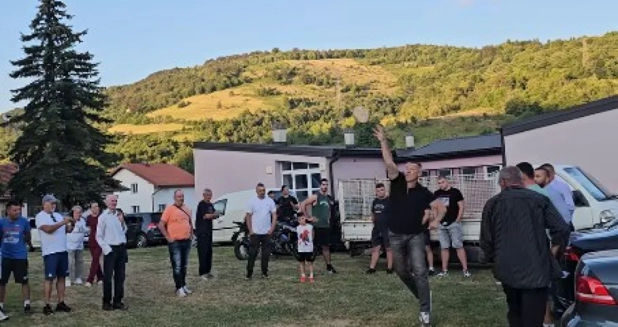 Nenad Nešić pokazao snagu, bacao kamen s ramena/