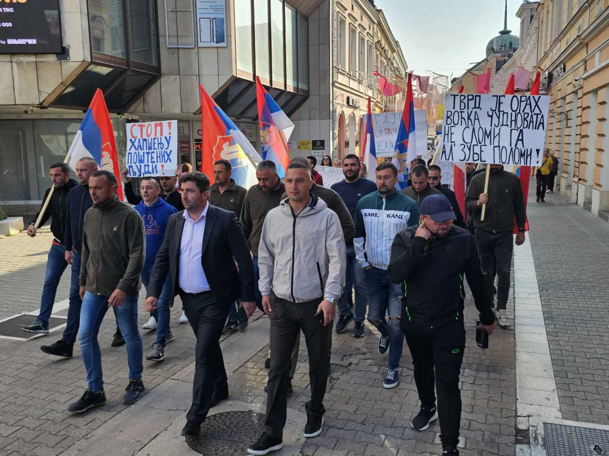 Milan Miličević sproveden u sud, pristalice SDS-a ga prate u koloni, Banja Luka, akcija blok/Goran Dakić