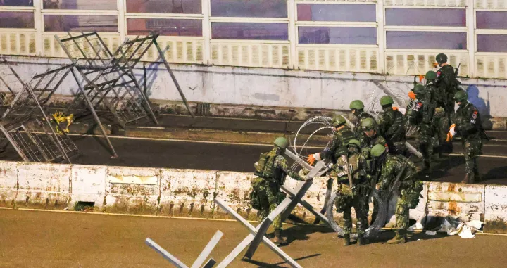 Soldiers set up barricades to block a bridge connecting New Taipei with Taiwan's capital Taipei during the annual Han Kuang military exercises in Taipei, Taiwan July 15, 2025. REUTERS/Ann Wang/Ann Wang