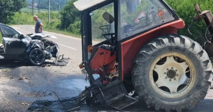 Prepolovljen traktor/Printscreen/