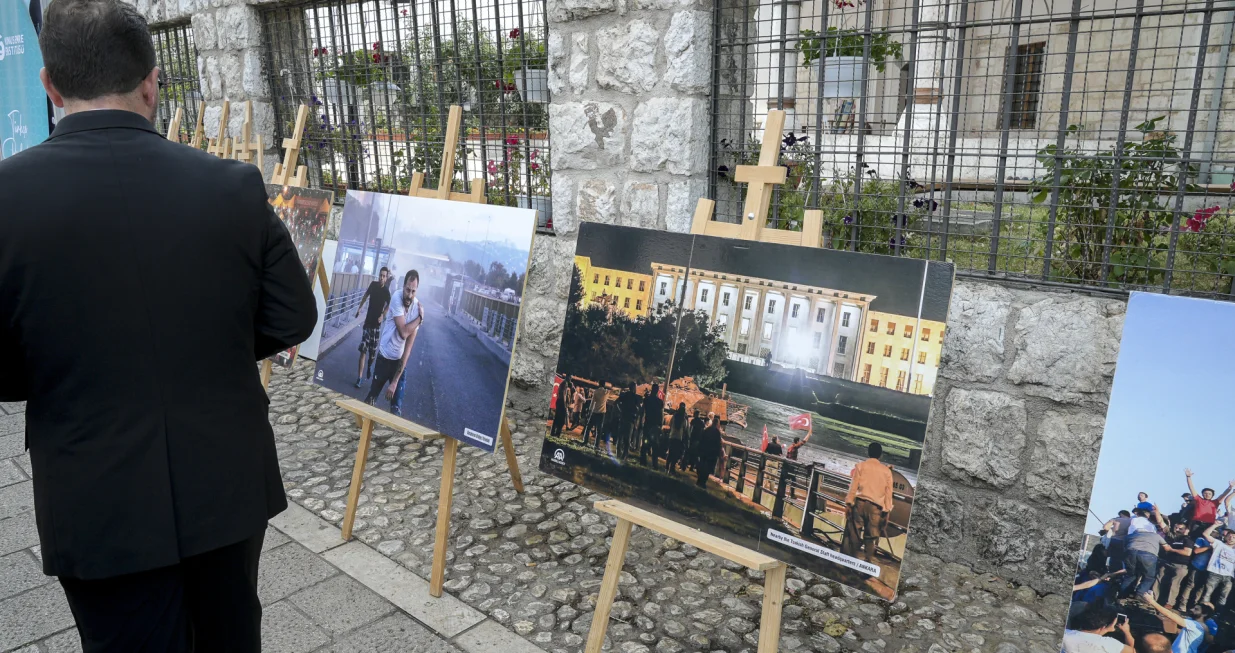 Sarajevo, BIH - 15. juli 2025:U Sarajevu je prigodnim programima obiljeЕѕena deveta godiЕЎnjica pokuЕЎaja puДЌa u Turskoj, Dan demokratije i nacionalnog jedinstva. PredvoД'ena ambasadorom Turske u BiH Eminom Aksekijem delegacija je obiЕЎla Е ehisko mezarje KovaДЌi, prisustvovala komemoraciji u ambasadi te programu u Gazi Husrev-begovoj dЕѕamiji. UpriliДЌen je i panel tim povodom kojem je nazoДЌio i ДЌlan predsjedniЕЎtva BiH ЕЅeljko KomЕЎiД‡ te drugi visoki zvaniДЌnici, akademici i graД'ani (SamД±r JordamovД±c - Anadolu Agency)/