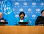 Komesari UN-a Chris Sidoti (lijevo), Navi Pillay (u sredini) i Miloon Kothari (desno) razgovaraju o svojoj istrazi o Izraelu i Palestincima u Ujedinjenim nacijama u New Yorku, 27. oktobra 2022. (Luke Tress/Times of Israel)/Luke Tress