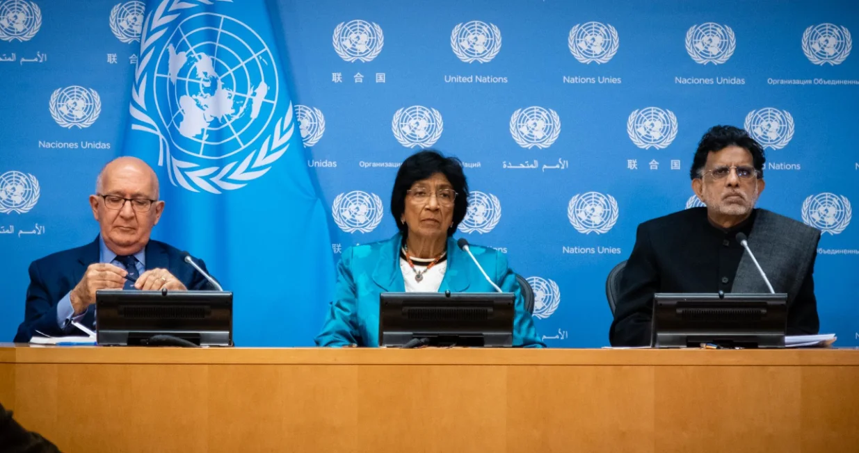 Komesari UN-a Chris Sidoti (lijevo), Navi Pillay (u sredini) i Miloon Kothari (desno) razgovaraju o svojoj istrazi o Izraelu i Palestincima u Ujedinjenim nacijama u New Yorku, 27. oktobra 2022. (Luke Tress/Times of Israel)/Luke Tress