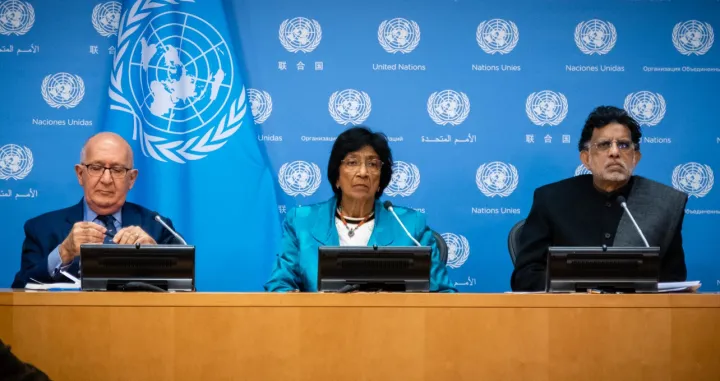 Komesari UN-a Chris Sidoti (lijevo), Navi Pillay (u sredini) i Miloon Kothari (desno) razgovaraju o svojoj istrazi o Izraelu i Palestincima u Ujedinjenim nacijama u New Yorku, 27. oktobra 2022. (Luke Tress/Times of Israel)/Luke Tress