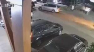 Snimak sa nadzorne kamere kafića blizu kojeg je bačena eksplozivna naprava/Crna Hronika