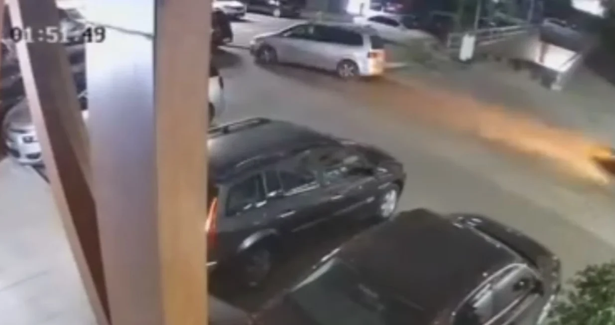 Snimak sa nadzorne kamere kafića blizu kojeg je bačena eksplozivna naprava/Crna Hronika