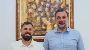 Hrvatski pustolov Kristijan Iličić i Elmedin Konaković, uručen mu diplomatski pasoš BiH/Facebook