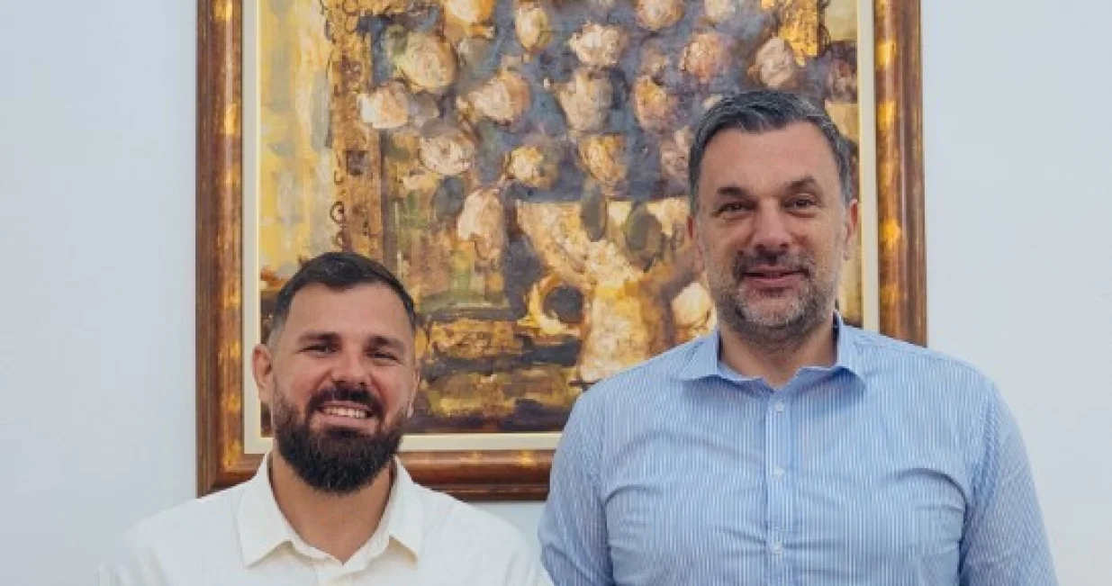 Hrvatski pustolov Kristijan Iličić i Elmedin Konaković, uručen mu diplomatski pasoš BiH/Facebook