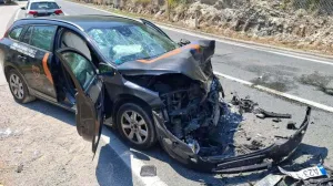 Vozilo u kojem su bili uposlenik i volonter udruženja Pomozi.ba/Facebook/