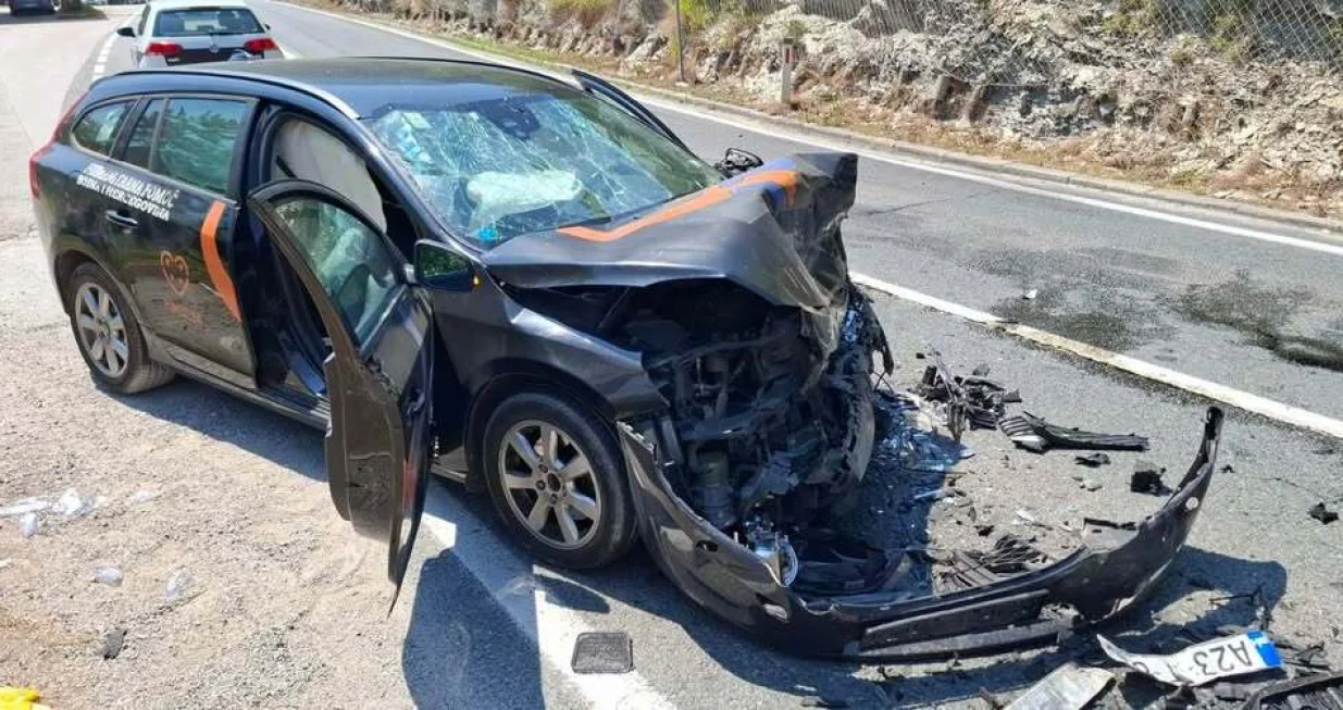 Vozilo u kojem su bili uposlenik i volonter udruženja Pomozi.ba/Facebook/