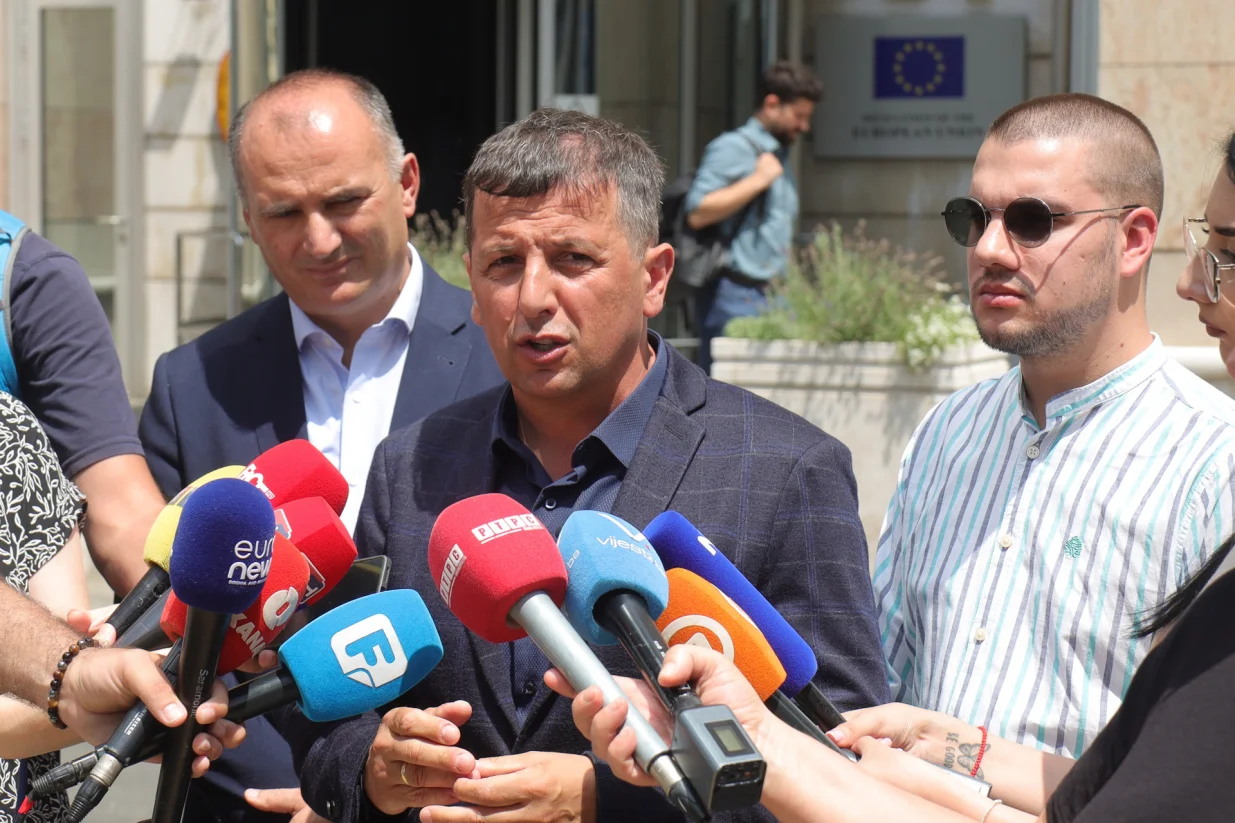 Lider Liste za pravdu i red Nebojša Vukanović pres ispred zgrade Delegacije Evropske unije u Bosni i Hercegovini/Senad Gubelić