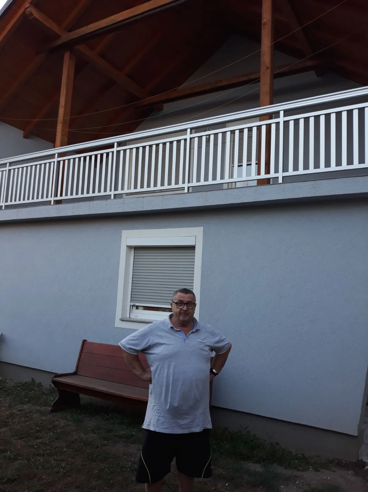 Nedžad Džananović Tiče ispred svoje kuće u Muhićima u Sanskom Mostu/Fikret Tufek