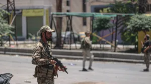 Sukobi između sirijskih snaga sigurnosti i naoružanih lokalnih grupa nastavljaju se četvrti dan dok vlada nastoji preuzeti kontrolu nad provincijom Suwayda, gdje je koncentrirano stanovništvo Druzi, u Suwaydi, Sirija, 16. jula 2025./İzettin Kasım