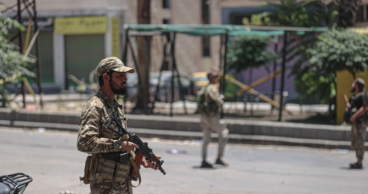 Sukobi između sirijskih snaga sigurnosti i naoružanih lokalnih grupa nastavljaju se četvrti dan dok vlada nastoji preuzeti kontrolu nad provincijom Suwayda, gdje je koncentrirano stanovništvo Druzi, u Suwaydi, Sirija, 16. jula 2025./İzettin Kasım