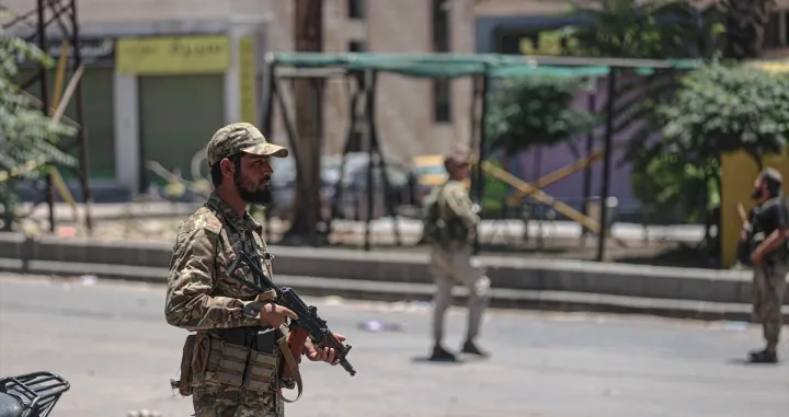 Sukobi između sirijskih snaga sigurnosti i naoružanih lokalnih grupa nastavljaju se četvrti dan dok vlada nastoji preuzeti kontrolu nad provincijom Suwayda, gdje je koncentrirano stanovništvo Druzi, u Suwaydi, Sirija, 16. jula 2025./İzettin Kasım