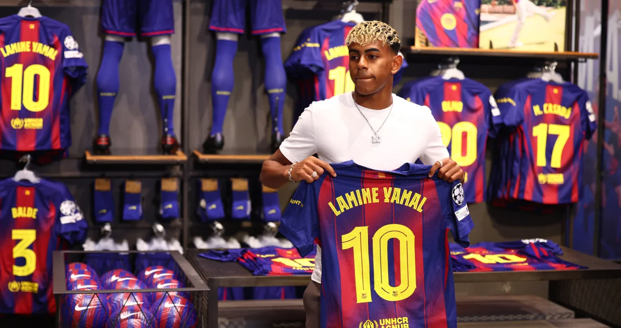 Soccer Football - Lamine Yamal signs contract extension with FC Barcelona - Barcelona, Spain - July 16, 2025 FC Barcelona's Lamine Yamal poses with a shirt during his contract extension signing REUTERS/Albert Gea