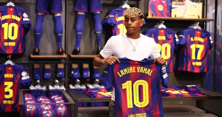 Soccer Football - Lamine Yamal signs contract extension with FC Barcelona - Barcelona, Spain - July 16, 2025 FC Barcelona's Lamine Yamal poses with a shirt during his contract extension signing REUTERS/Albert Gea