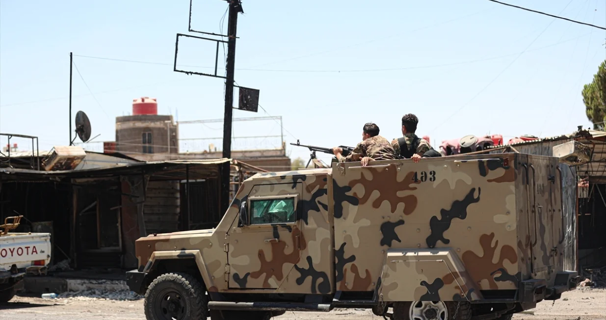 Sukobi između sirijskih snaga sigurnosti i naoružanih lokalnih grupa nastavljaju se četvrti dan dok vlada nastoji preuzeti kontrolu nad provincijom Suwayda, gdje je koncentrirano stanovništvo Druzi, u Suwaydi, Sirija, 16. jula 2025./İzettin Kasım