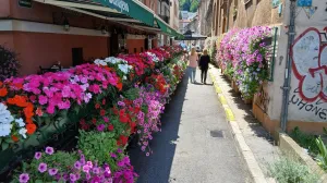 Restoran uređen obiljem cvijeća/