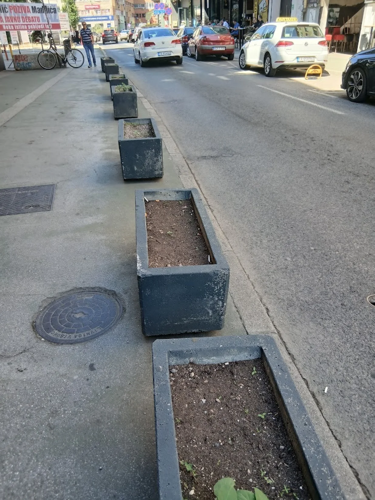 Žardinjere čekaju cvijeće/