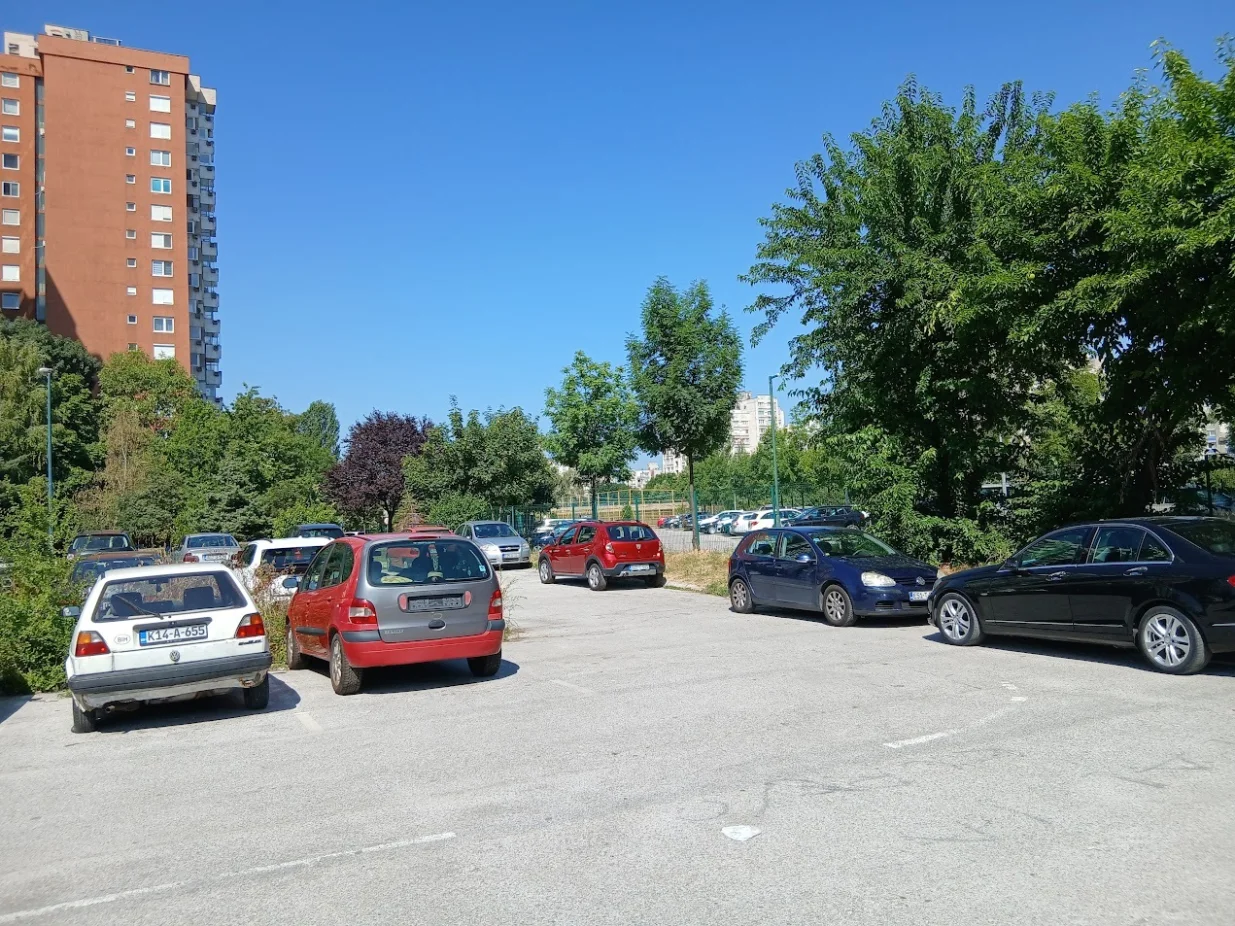 Sve više parkinga na račun zelenila/