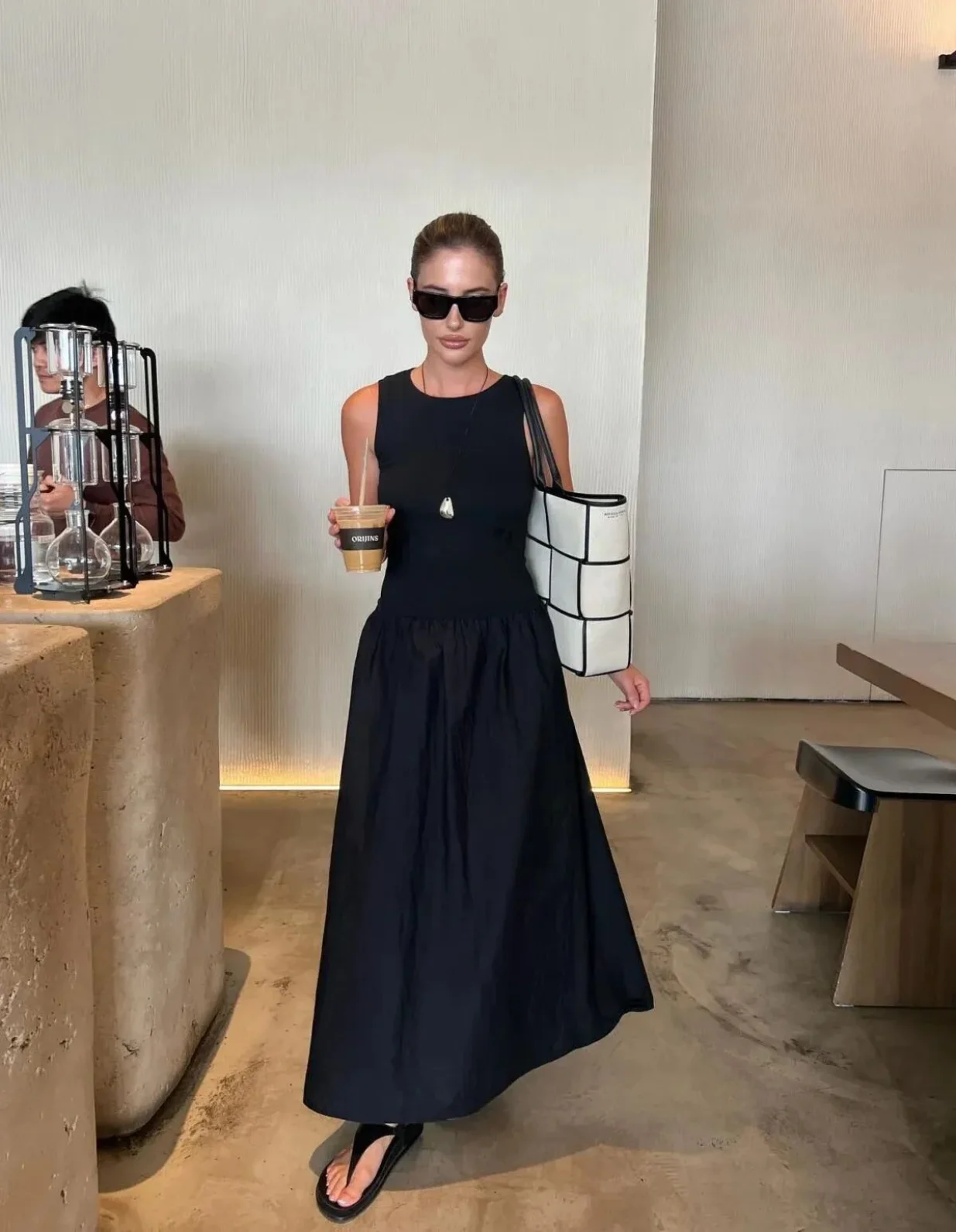 Crna haljina bez rukava//